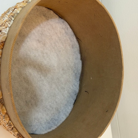 Shell Decorated Round Box - Picture 4 of 4